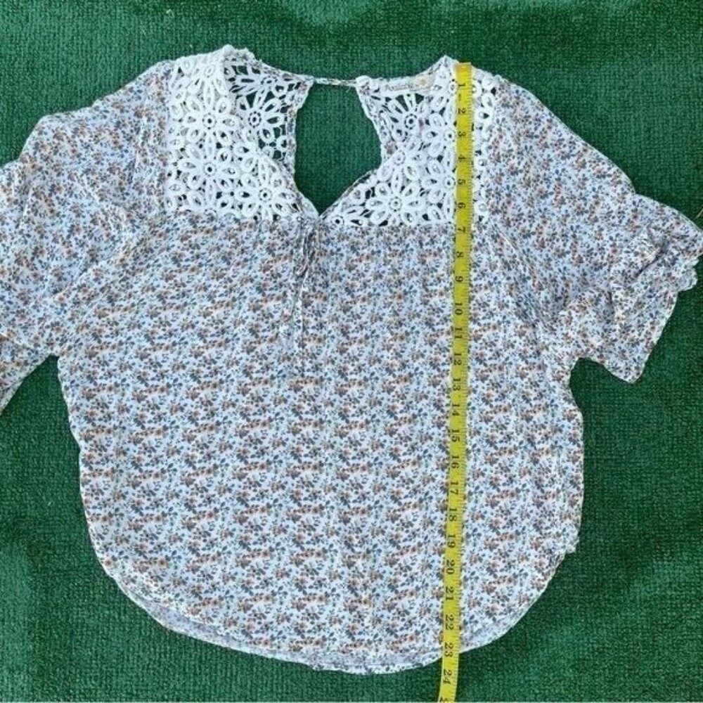 Floral Blouse with Crochet Details at Neckline Loose Fit Comfortable Size S - Picture 10 of 13